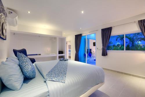 room detail thumbnail 1