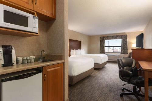 Days Inn & Suites by Wyndham Brooks