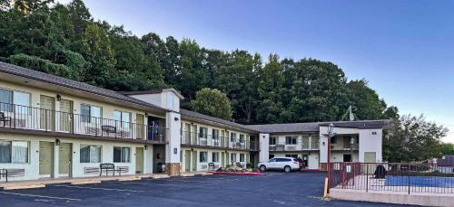 Best Western Hillside Inn - image 9