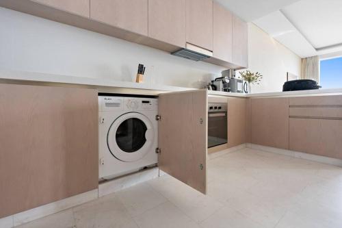 StoneTree - Luxurious 1BR with Amazing Sea View - image 2