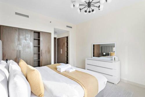 StoneTree - Stylish 1BR & Pool with Burj Khalifa Views - main image