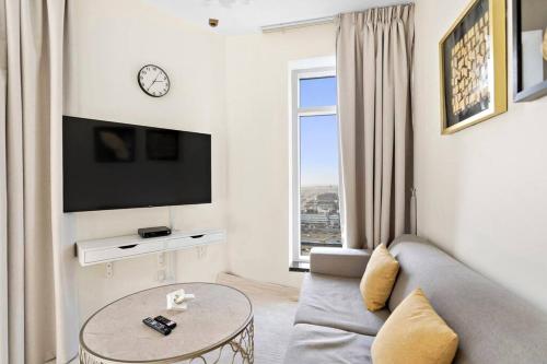 StoneTree - Stylish 1BR & Pool with Burj Khalifa Views - image 13