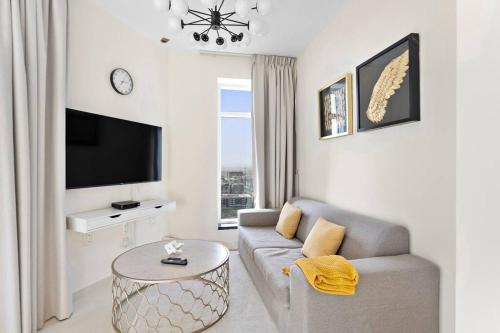 StoneTree - Stylish 1BR & Pool with Burj Khalifa Views - image 3