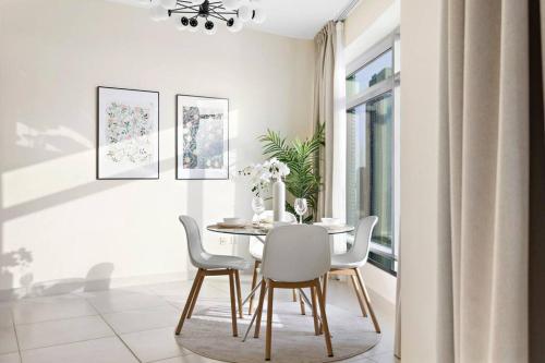 StoneTree - Stylish 1BR & Pool with Burj Khalifa Views - image 7