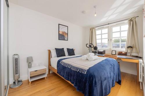 Cosy 2 bed flat in central Bristol on river Avon - Tap to explore photos