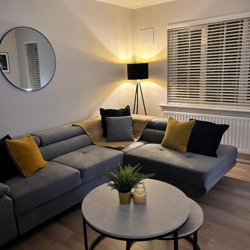 STUNNING 2 Bedroom City Centre Apartment with FREE PARKING