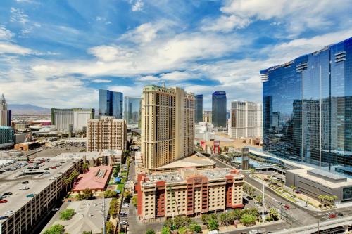 Strip View Balcony Suites - No Resort Fee !, Las Vegas (photo 9)