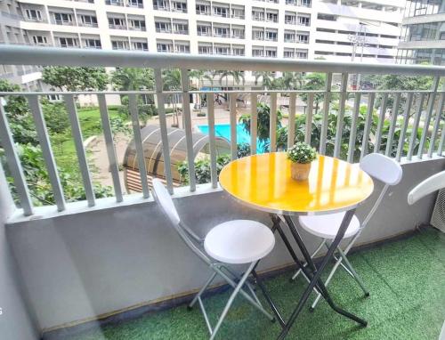 Bright and Cozy 1 Bedroom with Balcony Pool View and WiFi in Grace Residences, Binangonan