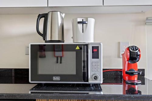 StoneTree - Furnished 2 BR with Maids Room in Dubai Marina - image 11