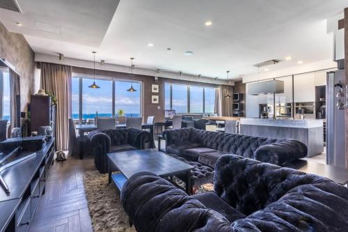 Shared living with host - Private room in Penthouse with Pool, Hot-tub and Sea-view