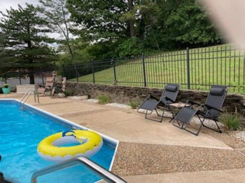 AirBnB Florissant, fire pit - pool open!