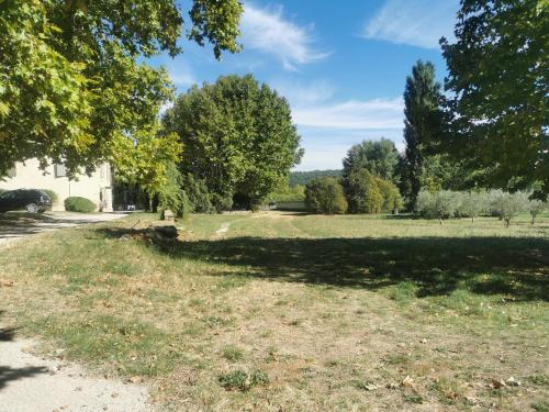 Puyvert appartement de charme en duplex au calme avec jardin et accès piscine - Proche Lourmarin