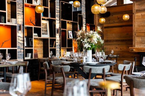 Restaurant, M Lodge & Spa in Saint-Marcel