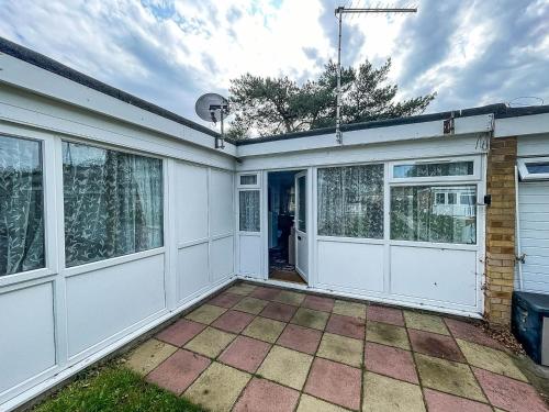 Superb Chalet In Nearby Hemsby Beach In Norfolk With Free Wifi Ref 00122ba