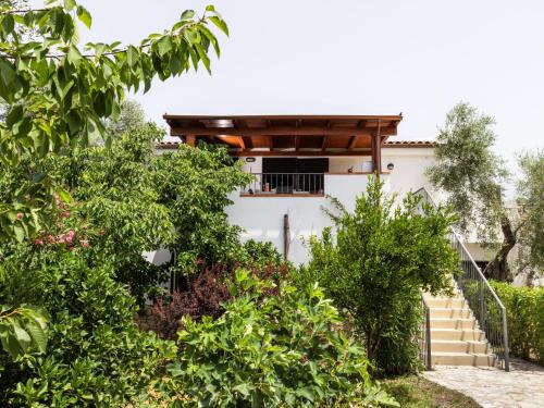 Lovely flat with covered outdoor seating area overlooking the greenery