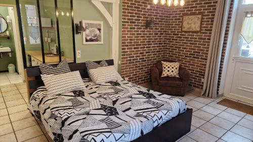 1 queen bed, 2 twin beds