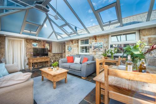 Laity Vean Hideaway - 2 Pets Allowed - Free Parking & WiFi - Canonstown