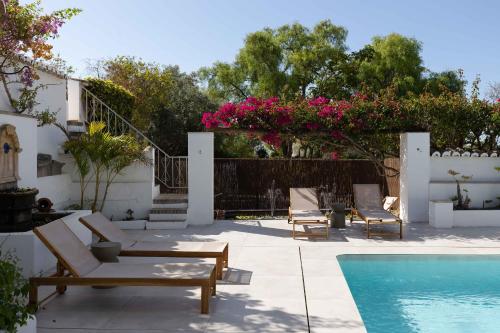 Swimming pool, Amago Guesthouse in Santa Bárbara De Nexe