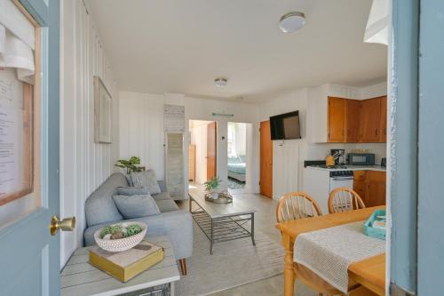 Cozy Hampton Vacation Rental, Walk to Beach!