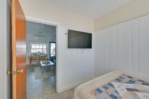 Cozy Hampton Vacation Rental, Walk to Beach!