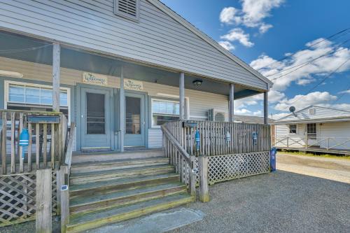 Cozy Hampton Vacation Rental, Walk to Beach!