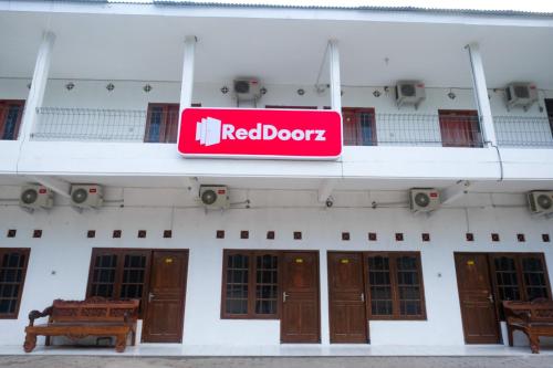 RedDoorz near Plaza Ambarrukmo Yogyakarta