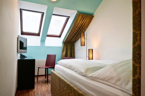 Economy Double Room image 10
