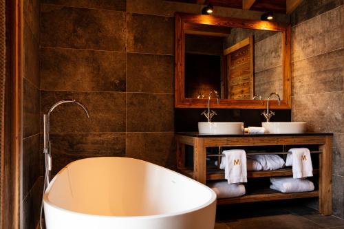 Bathroom, M Lodge & Spa in Saint-Marcel