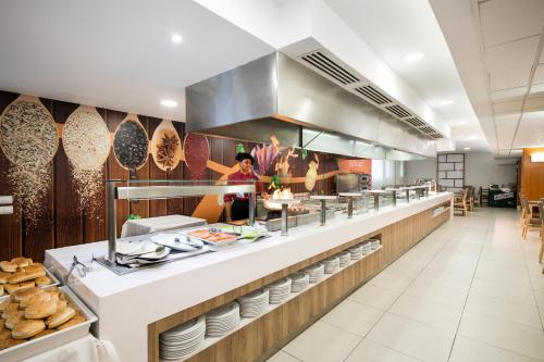 Hotel Oasis Park - image 2