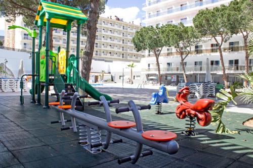 Hotel Oasis Park - image 11