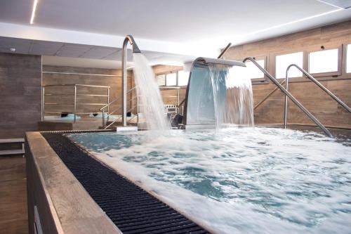 Hotel Oasis Park - image 6