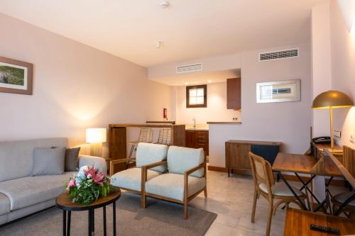 Two-Bedroom Villa with exterior Spa Bath (4 Adults) image 5
