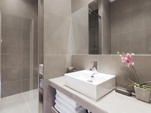 Luxury 3 Bedrooms Grands-Boulevards I by Livinparis - image 8