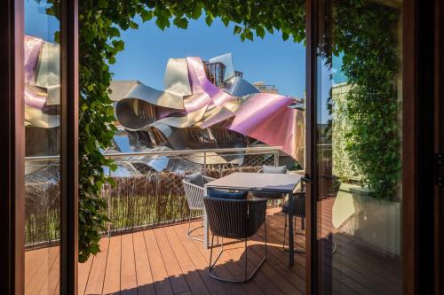 One-Bedroom King Suite, 1 king, Gehry Building view