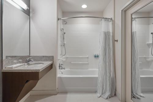King Room room in Courtyard by Marriott Portland City Center