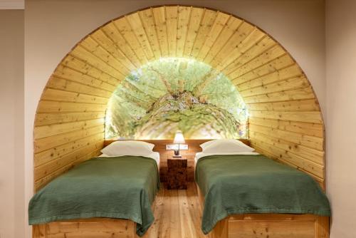 1 queen bed, 3 twin beds