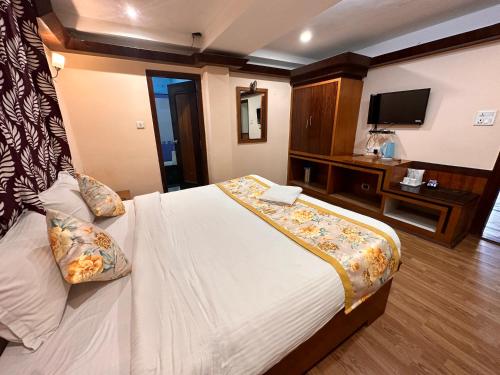 Hotel Gajraj Near M G Marg - image 3