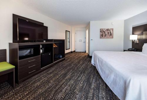 King Room with Walk-in Shower - Disability Access