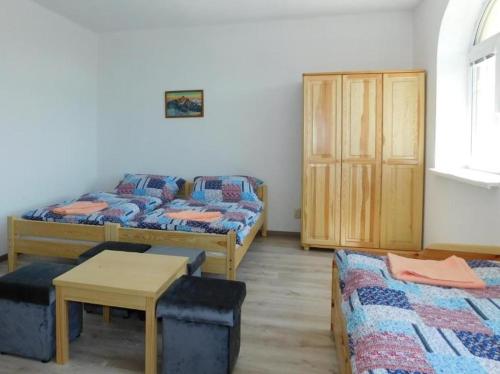 1 double bed, 1 twin bed