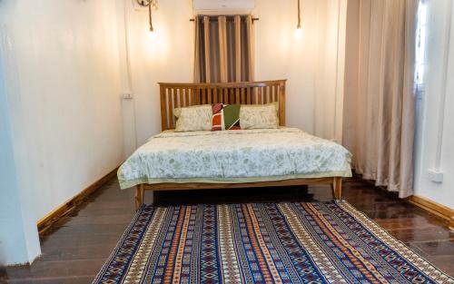 Queen Room with Shared Bathroom image 10