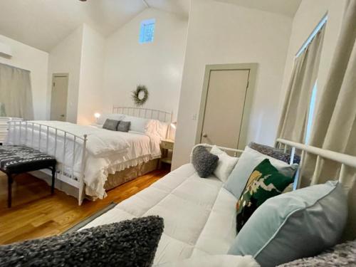 The River Road Retreat at Lake Austin-A Luxury Guesthouse Cabin & Suite Over view