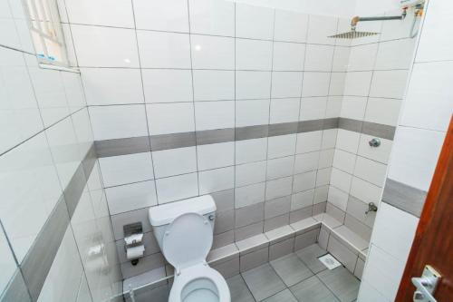Executive 1 bedroom Queensize bed/hot shower/fast Wi-fi - image 5