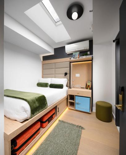 Queen Studio - Disability Access room in Little Charlie Hotel