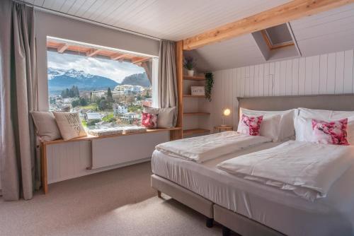 1 king bed, 2 sofa beds
