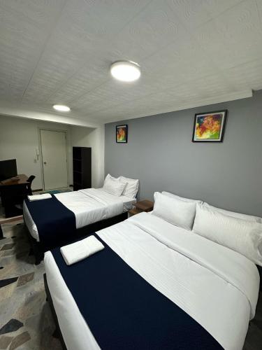 1 queen bed, 1 double bed
