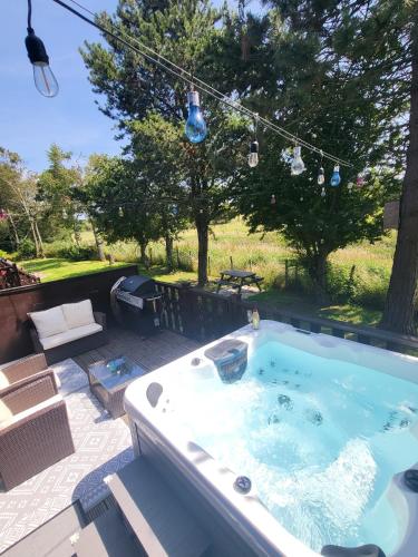 Keer Side Lodge, Luxury lodge with private hot tub at Pine Lake Resort