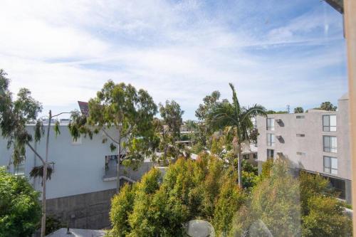 Prime Location 1-Bedroom with Pool in Los Angeles, USA