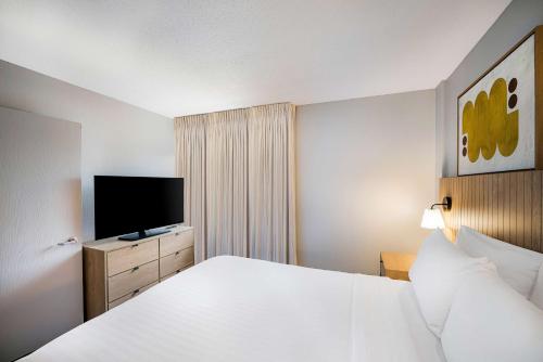 1 queen bed, 1 sofa bed