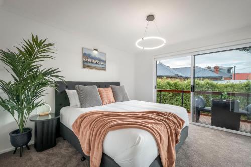 King Bed, Hot Tub & Parking in Heart of Sandy Bay