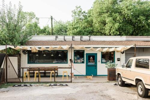 Walk to coffee, bars, eats — The Cozy Bungalow in Austin, USA